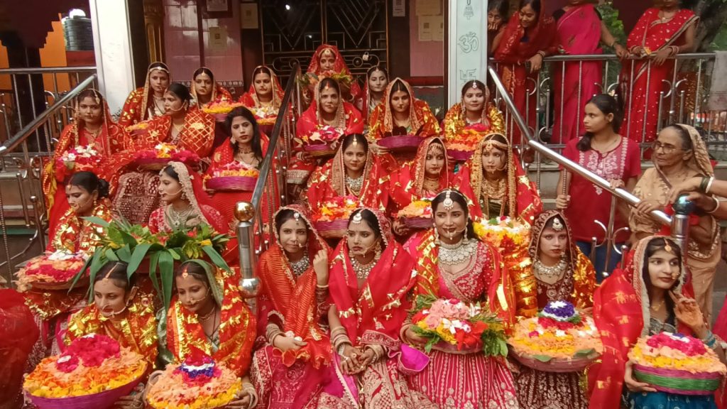 🌺 मधुश्रावणी महोत्सव 2026 🌺 माँ चामुण्डा फाउंडेशन द्वारा सैकड़ों नवविवाहिताओं को चुनरी ओढ़ाकर सम्मानित किया गया तथा उनके सुखद, समृद्ध एवं मंगलमय वैवाहिक जीवन की कामना करते हुए माँ चामुण्डा से आशीर्वाद की प्रार्थना की गई। 🙏🌸 यह आयोजन मिथिला की समृद्ध परंपरा, संस्कृति एवं नारी सम्मान को समर्पित रहा। माँ चामुण्डा फाउंडेशन का यह प्रयास हमारी सांस्कृतिक विरासत को आगे बढ़ाने और समाज में सम्मान एवं एकता का संदेश देने की दिशा में एक सुंदर पहल है। ❤️🙏 जय माँ चामुण्डा 🚩 | जय मिथिला 🌺
